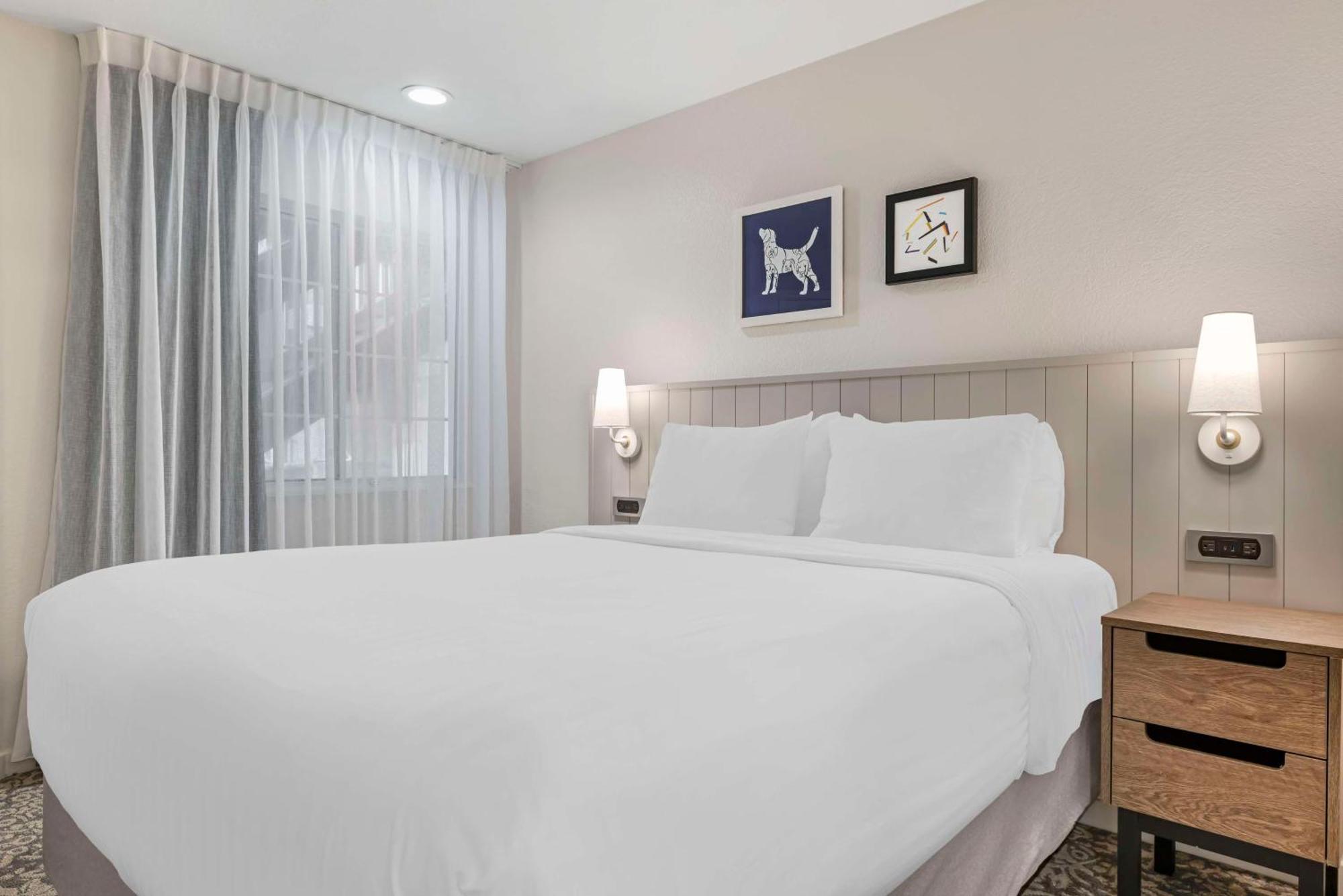 Two-Bedroom Suite Queen Two Double Beds,1668061454:JPEG